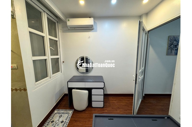 Bán nhà Bồ Đề, Long Biên. Diện tích 40m², xây 5 tầng, mặt tiền 3.5m, có 5 phòng ngủ, 7 vệ sinh, giá nhỉnh 10 tỷ.